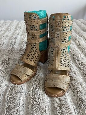 Freebird by Steven Hawk sandals in taupe